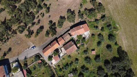 OPORTUNIDADE: Moradia + 2 Casas para Recuperar, Terreno e Vistas Únicas - Mata da Rainha 