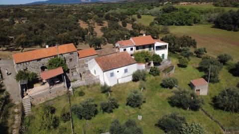 OPORTUNIDADE: Moradia + 2 Casas para Recuperar, Terreno e Vistas Únicas - Mata da Rainha 