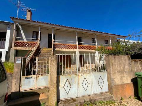 Moradia com Grande Potencial e Espaço Exterior – Mata da Rainha, Fundão 🏡 