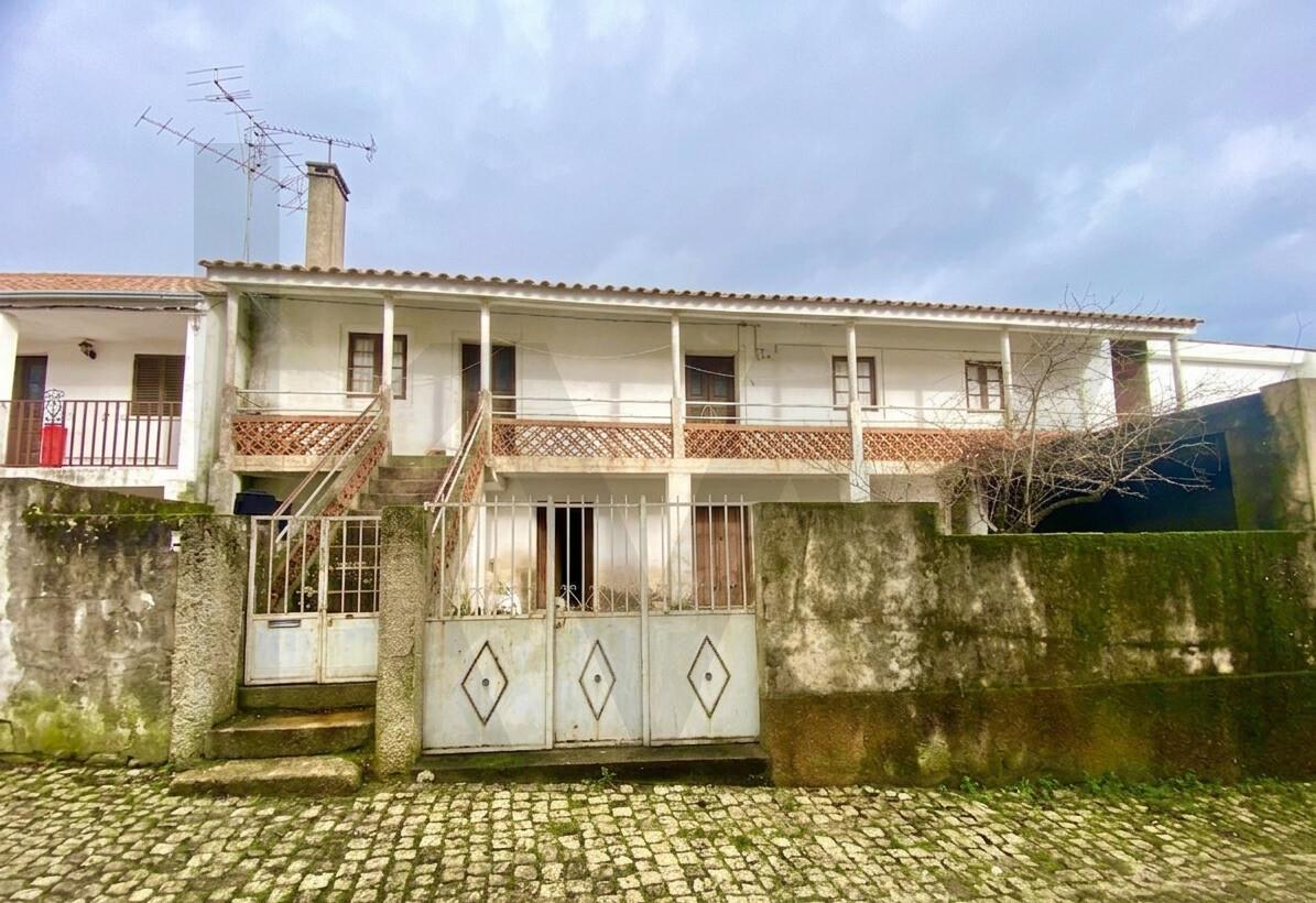 Moradia com Grande Potencial e Espaço Exterior – Mata da Rainha, Fundão 🏡 