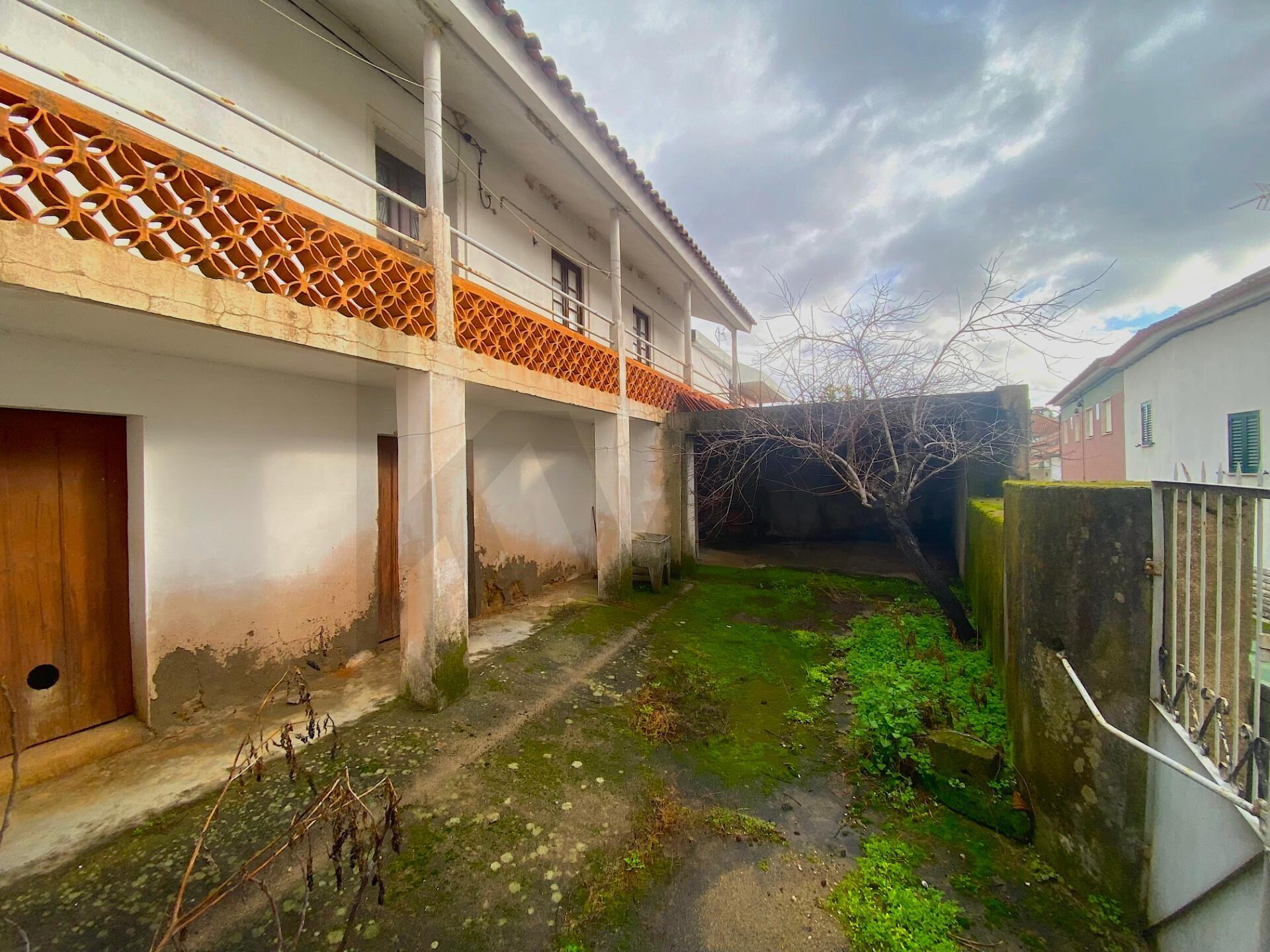 Moradia com Grande Potencial e Espaço Exterior – Mata da Rainha, Fundão 🏡 