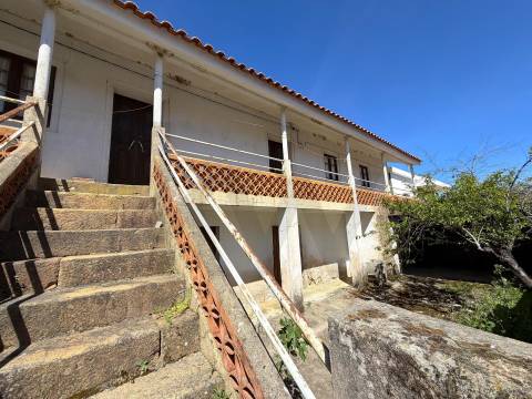 Moradia com Grande Potencial e Espaço Exterior – Mata da Rainha, Fundão 🏡 