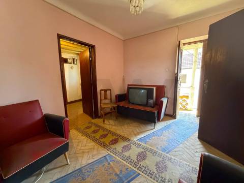 Moradia com Grande Potencial e Espaço Exterior – Mata da Rainha, Fundão 🏡 