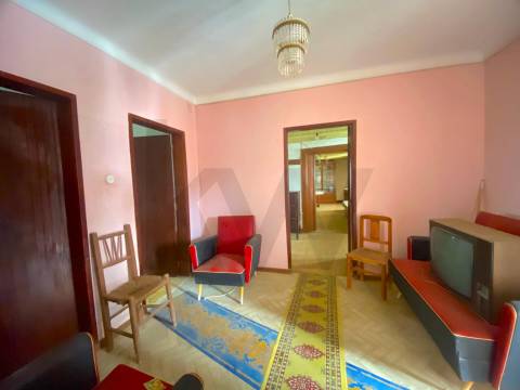 Moradia com Grande Potencial e Espaço Exterior – Mata da Rainha, Fundão 🏡 