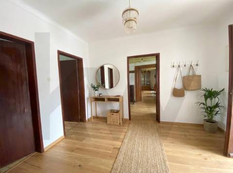 Moradia com Grande Potencial e Espaço Exterior – Mata da Rainha, Fundão 🏡 