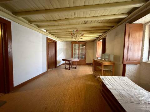 Moradia com Grande Potencial e Espaço Exterior – Mata da Rainha, Fundão 🏡 