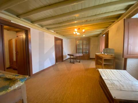 Moradia com Grande Potencial e Espaço Exterior – Mata da Rainha, Fundão 🏡 