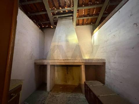 Moradia com Grande Potencial e Espaço Exterior – Mata da Rainha, Fundão 🏡 