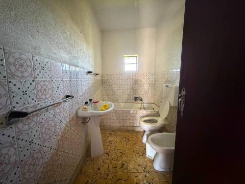 Moradia com Grande Potencial e Espaço Exterior – Mata da Rainha, Fundão 🏡 