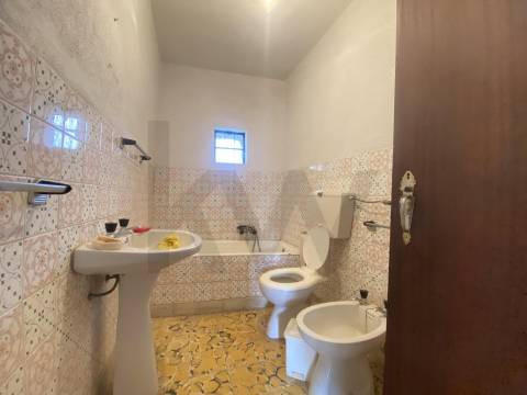 Moradia com Grande Potencial e Espaço Exterior – Mata da Rainha, Fundão 🏡 