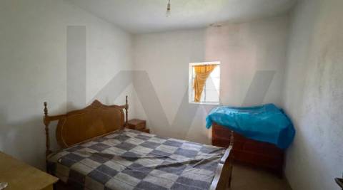 Moradia com Grande Potencial e Espaço Exterior – Mata da Rainha, Fundão 🏡 