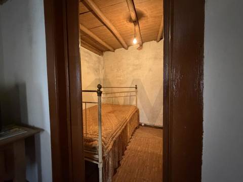 Moradia com Grande Potencial e Espaço Exterior – Mata da Rainha, Fundão 🏡 