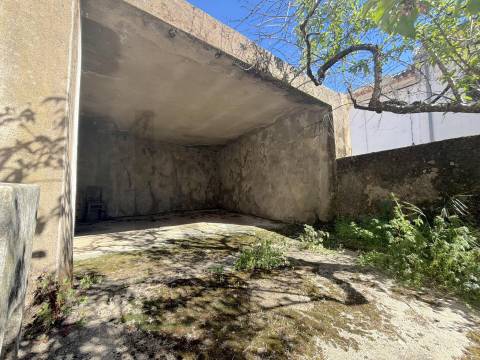 Moradia com Grande Potencial e Espaço Exterior – Mata da Rainha, Fundão 🏡 