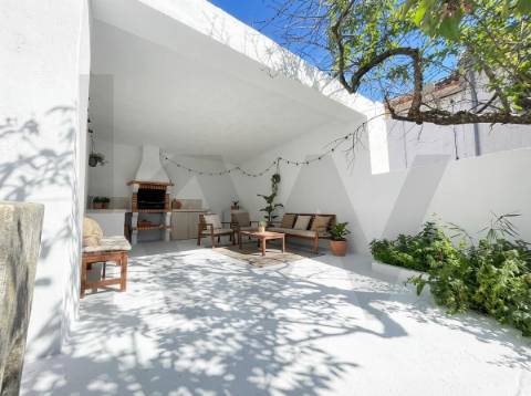 Moradia com Grande Potencial e Espaço Exterior – Mata da Rainha, Fundão 🏡 