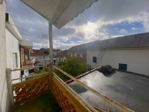 Moradia com Grande Potencial e Espaço Exterior – Mata da Rainha, Fundão 🏡 