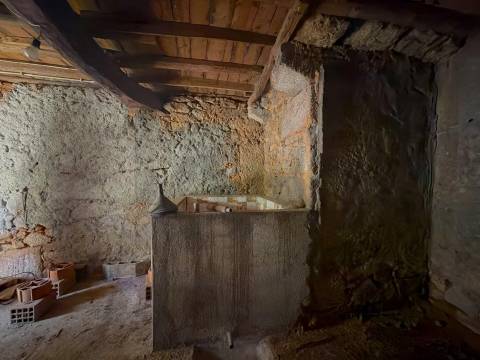 Moradia com Grande Potencial e Espaço Exterior – Mata da Rainha, Fundão 🏡 