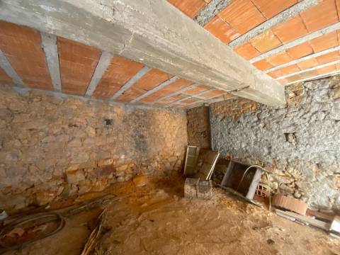 Moradia com Grande Potencial e Espaço Exterior – Mata da Rainha, Fundão 🏡 