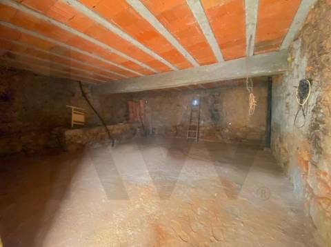 Moradia com Grande Potencial e Espaço Exterior – Mata da Rainha, Fundão 🏡 