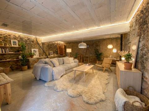 Moradia com Grande Potencial e Espaço Exterior – Mata da Rainha, Fundão 🏡 