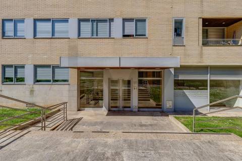 Moderno T2 para Arrendamento com Varanda e Garagem 