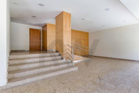 Moderno T2 para Arrendamento com Varanda e Garagem 