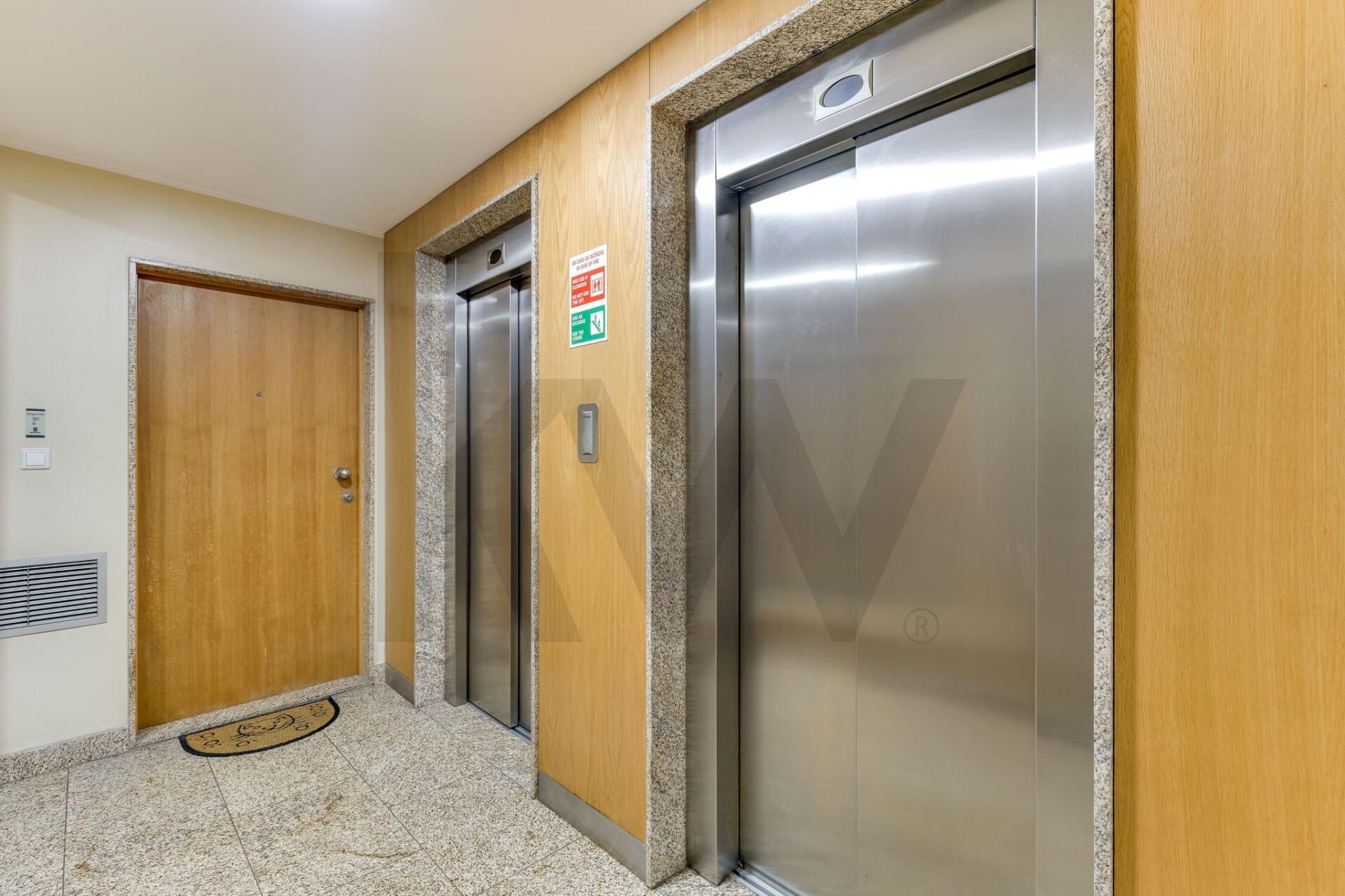 Moderno T2 para Arrendamento com Varanda e Garagem 