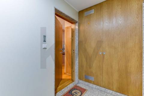 Moderno T2 para Arrendamento com Varanda e Garagem 