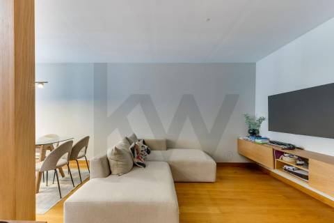 Moderno T2 para Arrendamento com Varanda e Garagem 