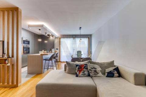 Moderno T2 para Arrendamento com Varanda e Garagem 