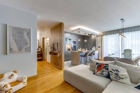 Moderno T2 para Arrendamento com Varanda e Garagem 