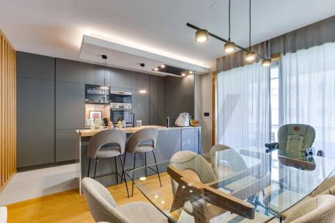 Moderno T2 para Arrendamento com Varanda e Garagem 