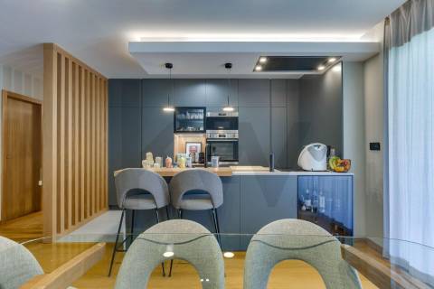 Moderno T2 para Arrendamento com Varanda e Garagem 