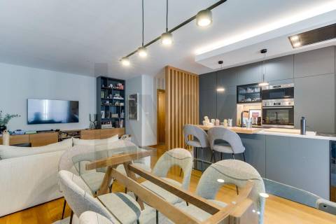 Moderno T2 para Arrendamento com Varanda e Garagem 