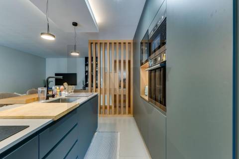 Moderno T2 para Arrendamento com Varanda e Garagem 