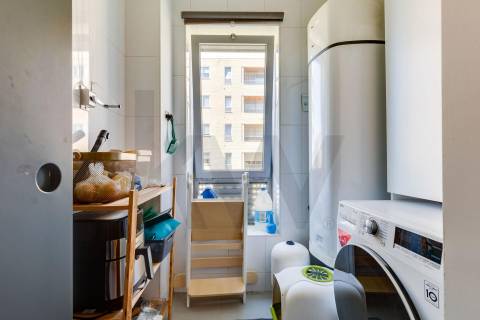 Moderno T2 para Arrendamento com Varanda e Garagem 