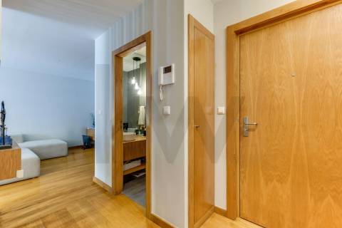 Moderno T2 para Arrendamento com Varanda e Garagem 