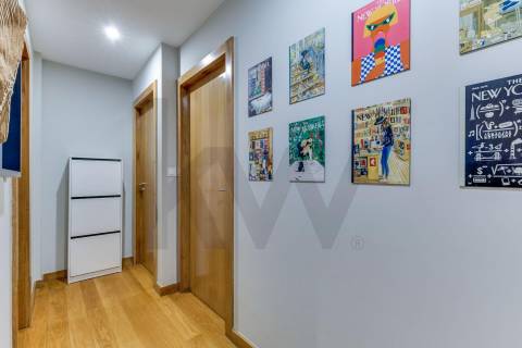 Moderno T2 para Arrendamento com Varanda e Garagem 