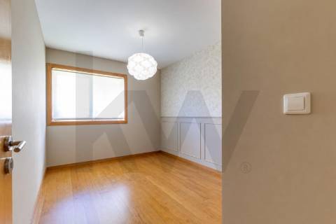 Moderno T2 para Arrendamento com Varanda e Garagem 