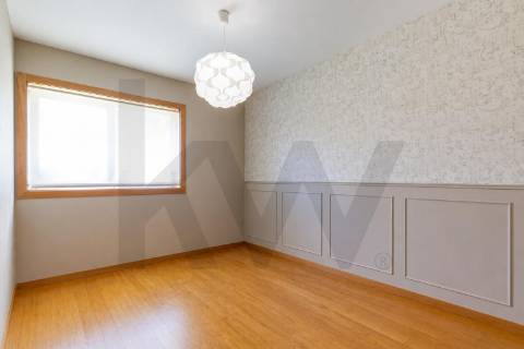 Moderno T2 para Arrendamento com Varanda e Garagem 