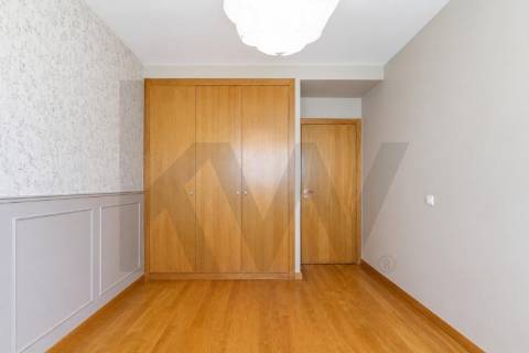 Moderno T2 para Arrendamento com Varanda e Garagem 