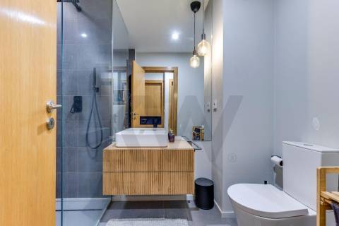 Moderno T2 para Arrendamento com Varanda e Garagem 