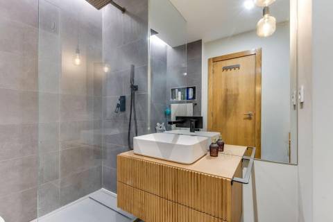 Moderno T2 para Arrendamento com Varanda e Garagem 