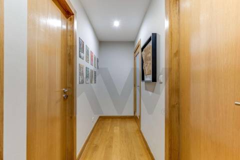 Moderno T2 para Arrendamento com Varanda e Garagem 