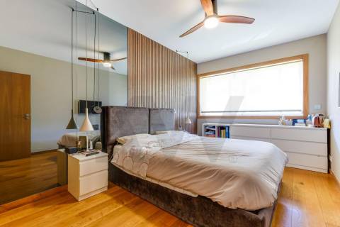 Moderno T2 para Arrendamento com Varanda e Garagem 