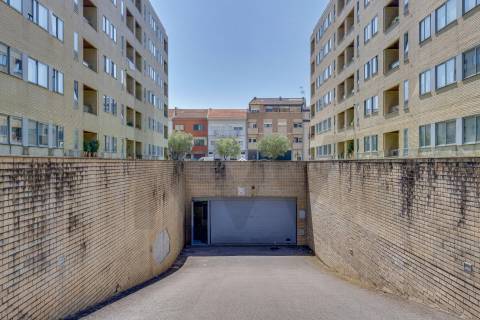 Moderno T2 para Arrendamento com Varanda e Garagem 