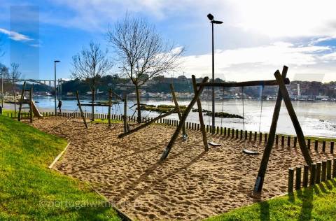 Terreno Urbano para Moradia T4 de Luxo - Vistas de Rio e Mar – Fluvial, Lordelo do Ouro, Porto