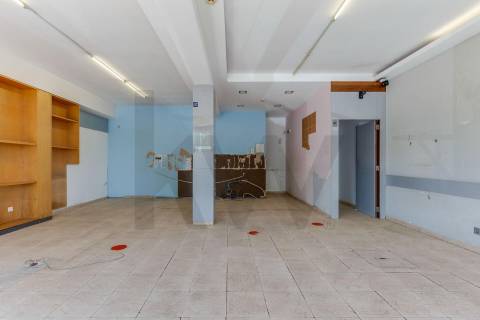 ARRENDAMENTO DE LOJA com 98 m2, junto ao Estádio Municipal da Maia
