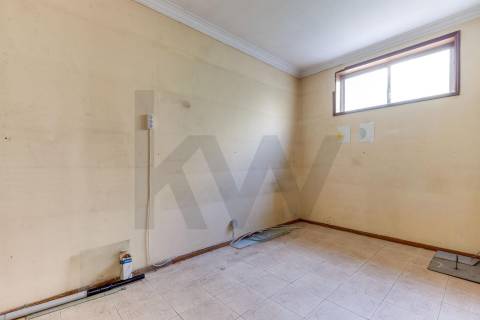 ARRENDAMENTO DE LOJA com 98 m2, junto ao Estádio Municipal da Maia
