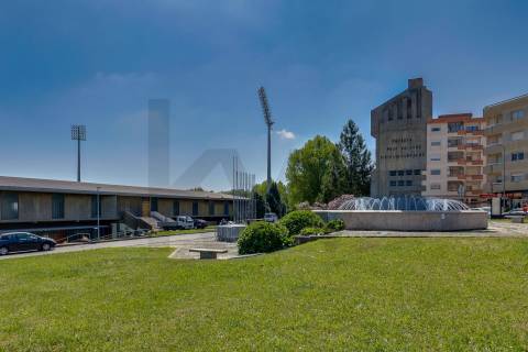 ARRENDAMENTO DE LOJA com 98 m2, junto ao Estádio Municipal da Maia