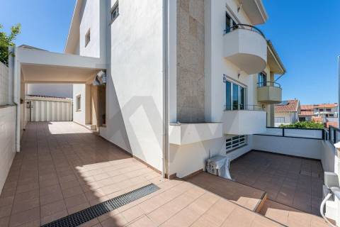 Moradia T3 com jardim e garagem, Jovim, Gondomar